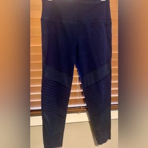 Reebok navy blue leggings size medium with mesh details